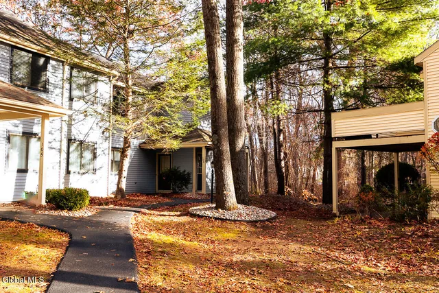 $179,900 | 208 Yorktown Drive, Halfmoon, NY 12065