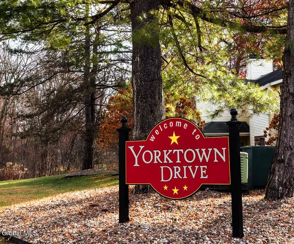 $179,900 | 208 Yorktown Drive, Halfmoon, NY 12065