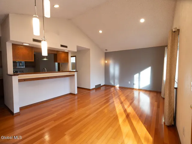 $179,900 | 208 Yorktown Drive, Halfmoon, NY 12065