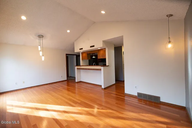 $179,900 | 208 Yorktown Drive, Halfmoon, NY 12065