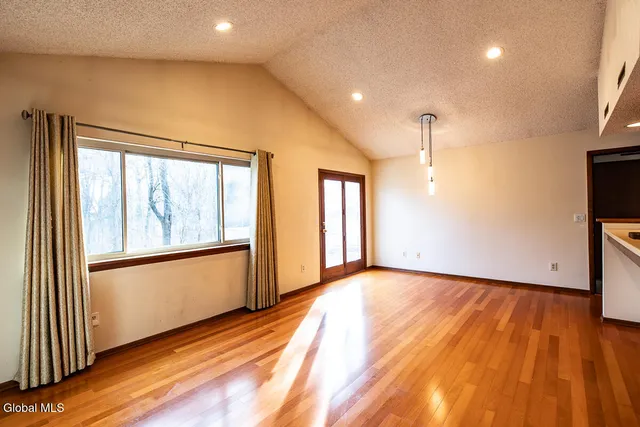 $179,900 | 208 Yorktown Drive, Halfmoon, NY 12065