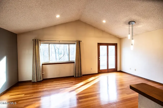 $179,900 | 208 Yorktown Drive, Halfmoon, NY 12065