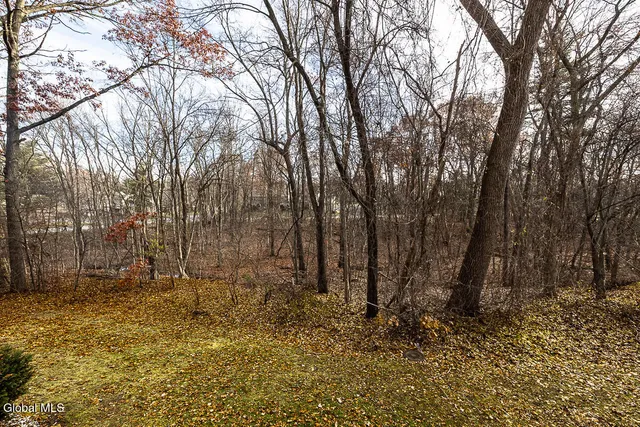 $179,900 | 208 Yorktown Drive, Halfmoon, NY 12065