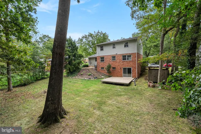 a view of a house with backyard