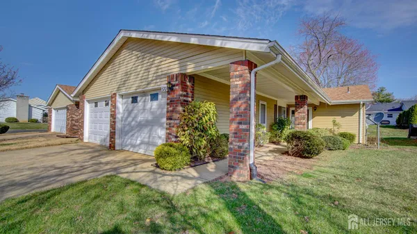 a view of a house with a yard