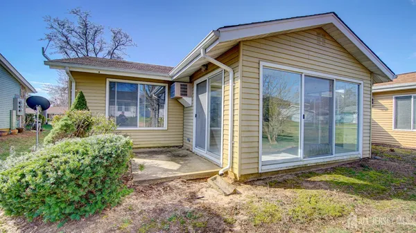 a view of a house with backyard