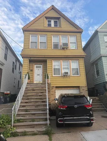 $2,200 | 40 East 4th Street, Unit 2, Bayonne, NJ 07002