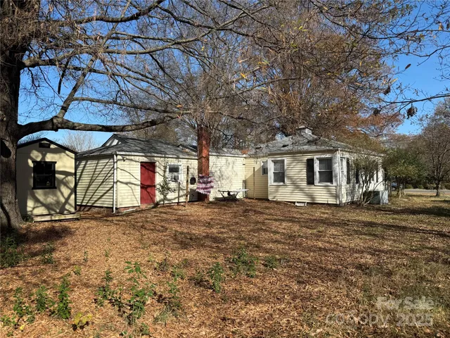 a view of a house with backyard