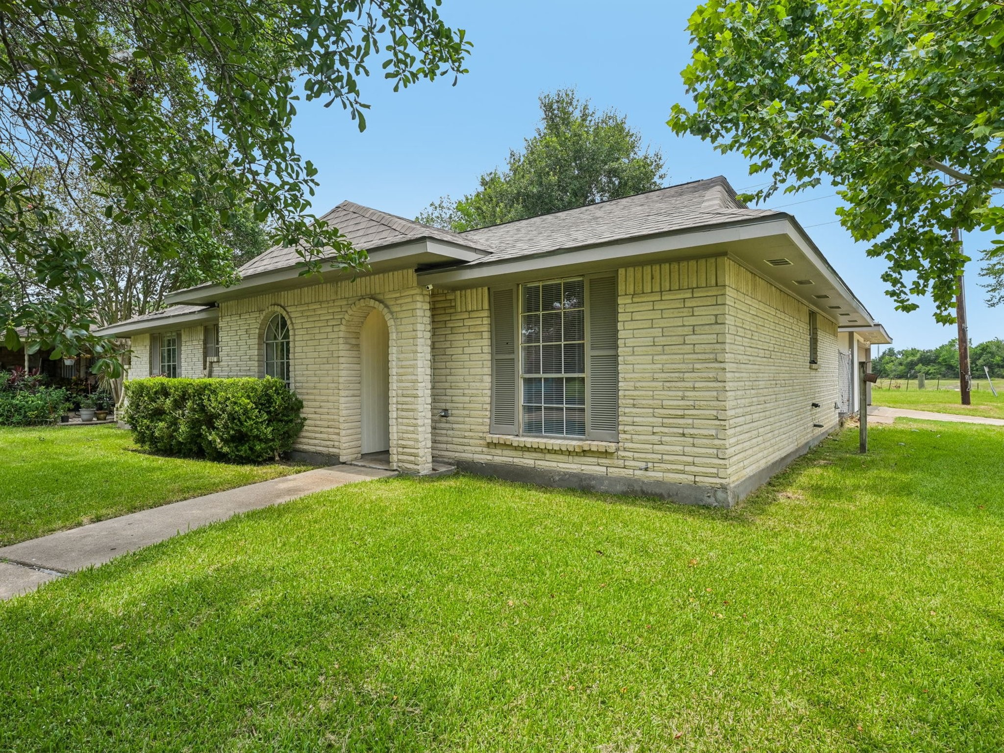 7110 Log View Drive Houston, TX 77040 - Photo 2 of 32