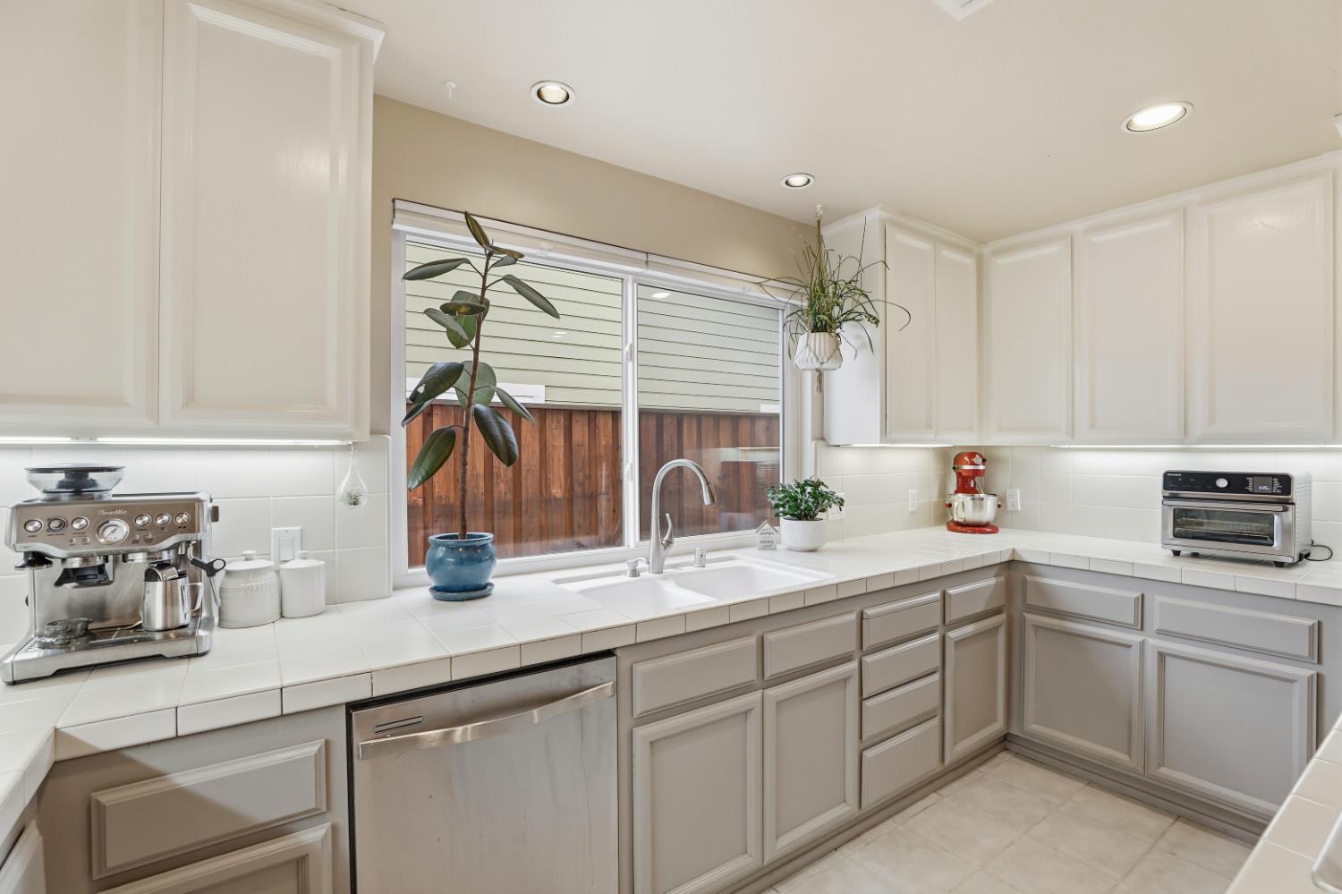 4208 Sherlock Way Citrus Heights, CA 95610 - Photo 12 of 37