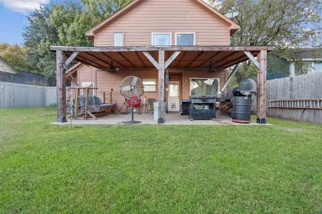 a view of a house with backyard and porch