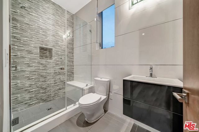 $18,000 | 647 North Laurel Avenue, Los Angeles, CA 90048