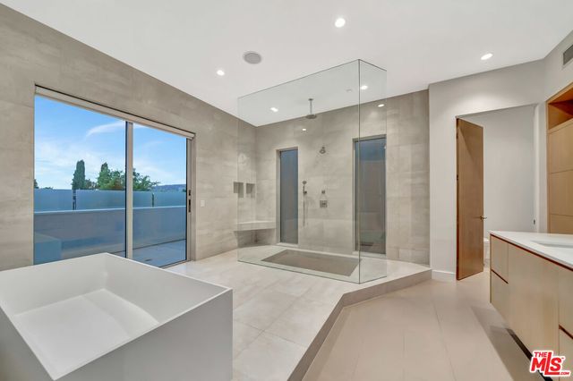 $18,000 | 647 North Laurel Avenue, Los Angeles, CA 90048