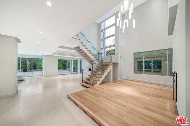 $18,000 | 647 North Laurel Avenue, Los Angeles, CA 90048