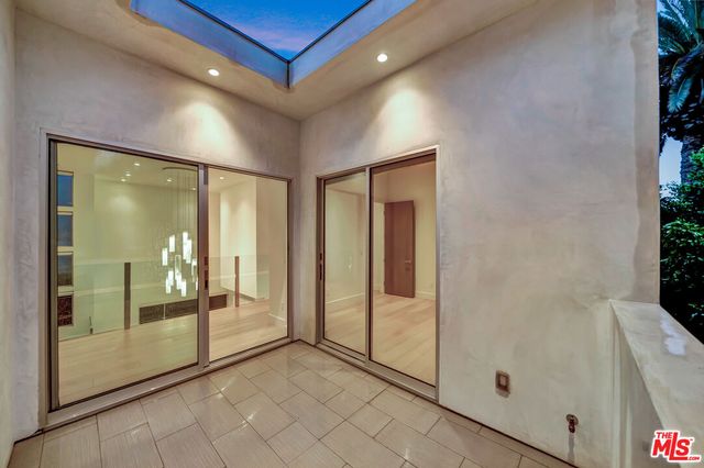 $18,000 | 647 North Laurel Avenue, Los Angeles, CA 90048