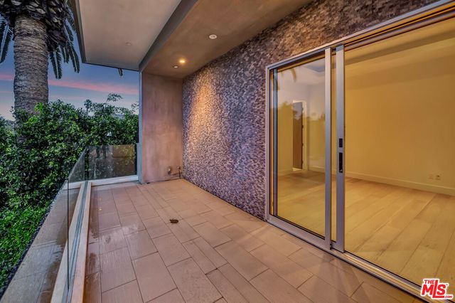 $18,000 | 647 North Laurel Avenue, Los Angeles, CA 90048