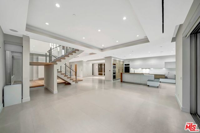 $18,000 | 647 North Laurel Avenue, Los Angeles, CA 90048