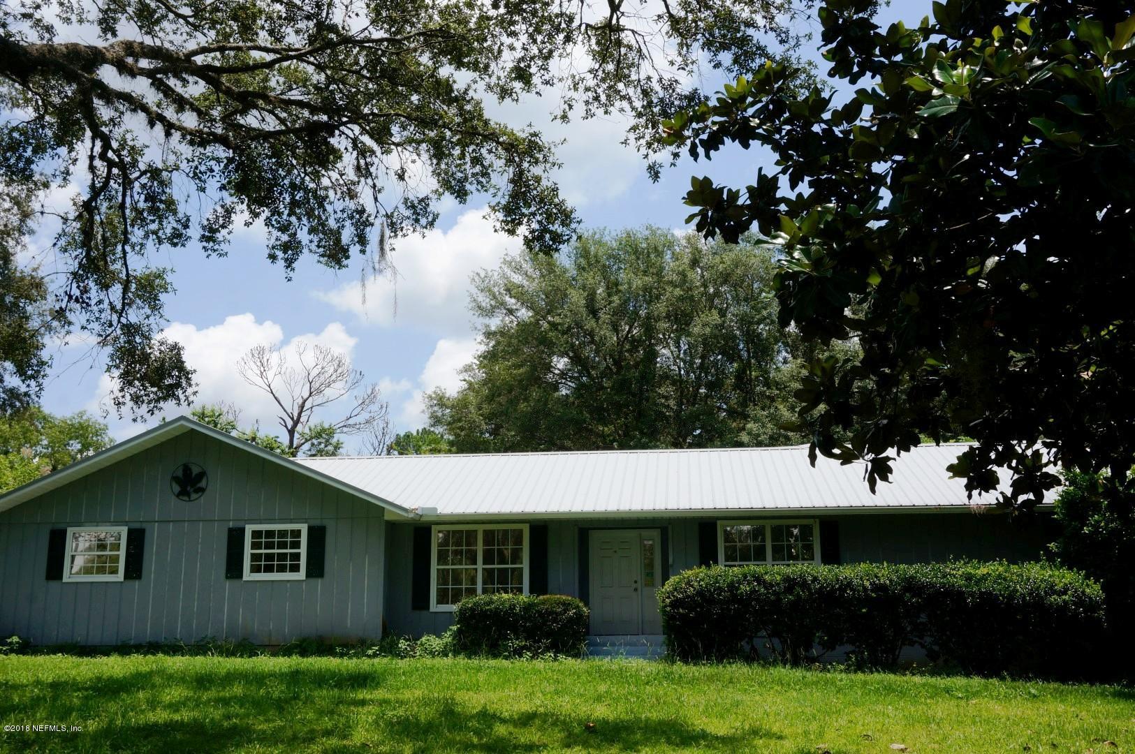 6511 Brooklyn Bay Road Keystone Heights, FL 32656 - Photo 1 of 25 a view of a yard in front of a house with plants and large tree