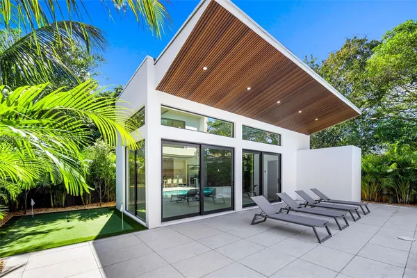 $3,299,000 | 290 Northwest 48th Street, Miami, FL 33127