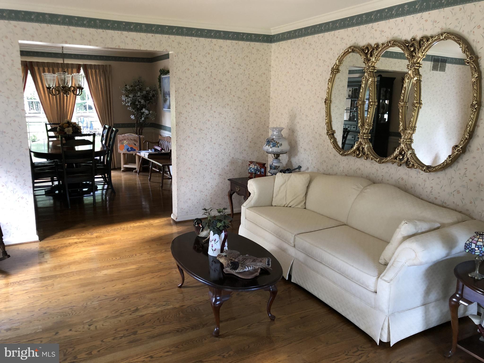 1380 Old Water Oak Point Road Pasadena, MD 21122 - Photo 9 of 41 Living Room