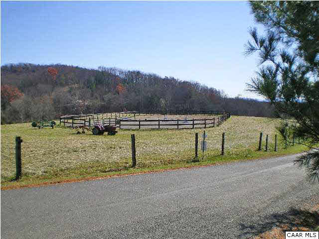28 Farmview Road Stanardsville, VA 22973 - Photo 4 of 17 Riding ring.