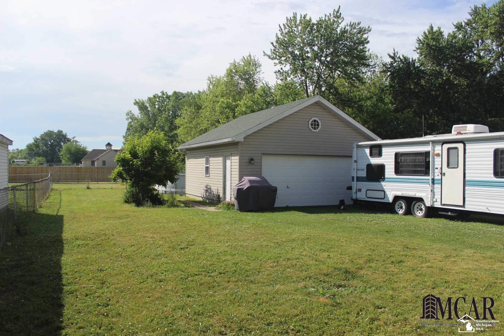 15445 Dayton Road Monroe, MI 48161 - Photo 9 of 23 21464410-8.JPG