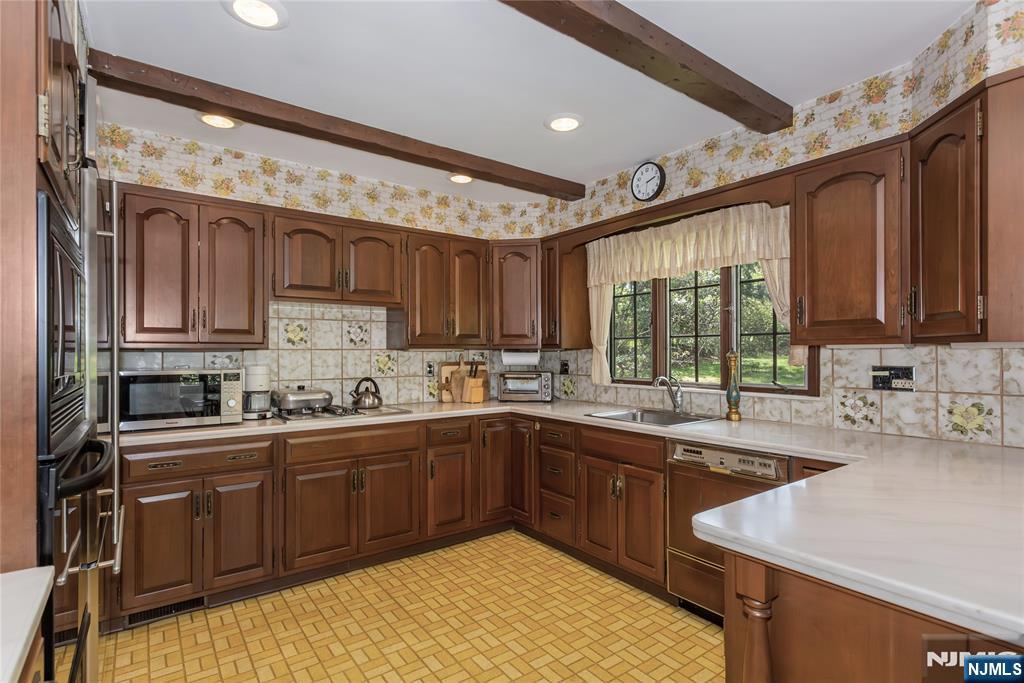 557 Taunton Road Wyckoff, NJ 07481 - Photo 11 of 45