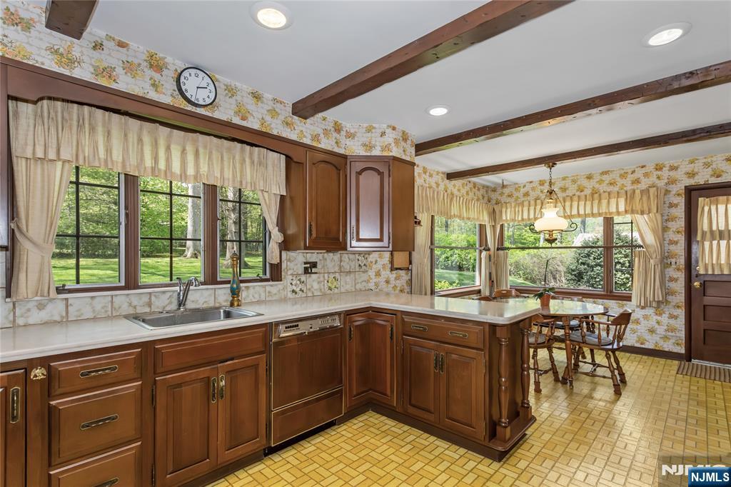 557 Taunton Road Wyckoff, NJ 07481 - Photo 12 of 45