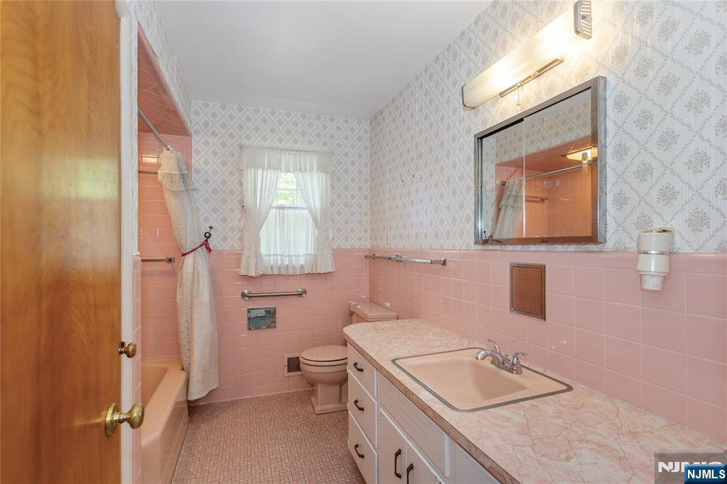 557 Taunton Road Wyckoff, NJ 07481 - Photo 18 of 45