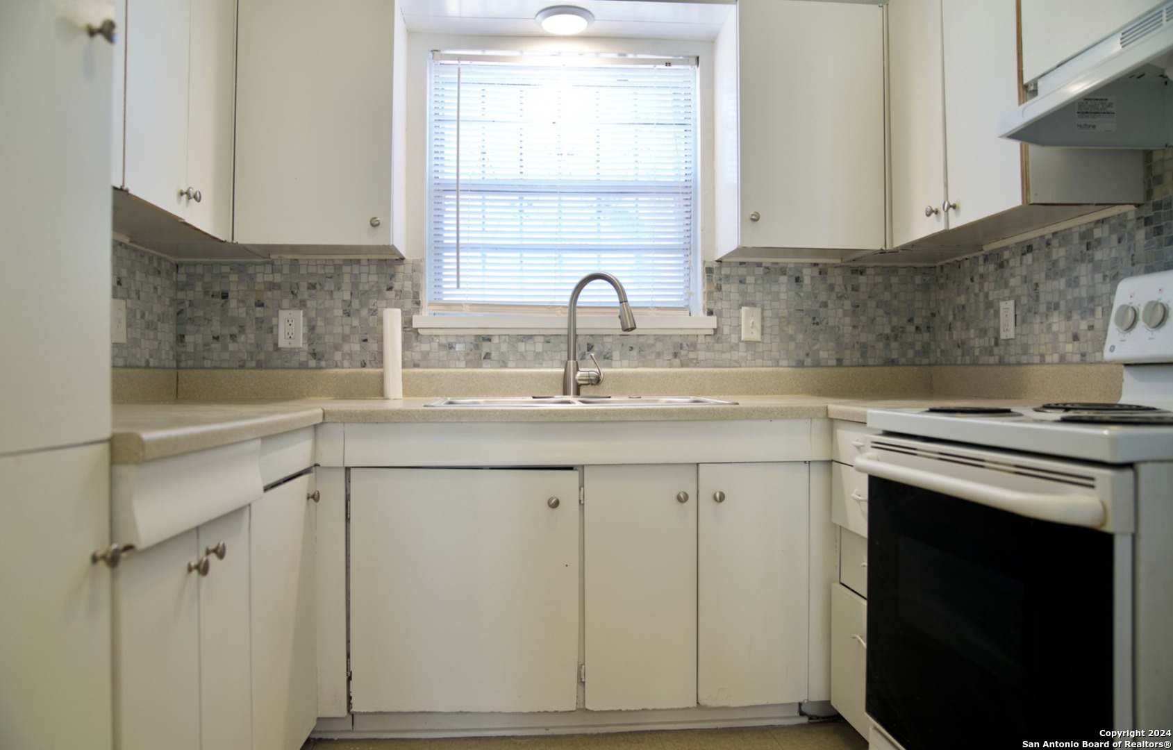 211 Westoak Road San Antonio, TX 78227 - Photo 3 of 14