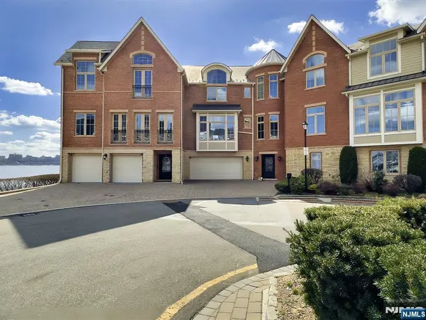 $2,995,000 | 25 Moorings Lane, Edgewater, NJ 07020