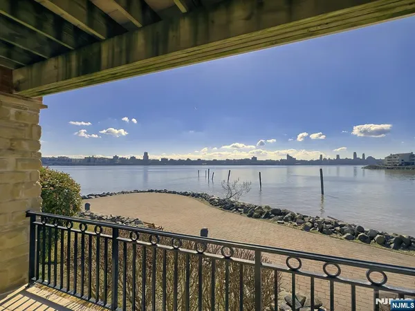 $2,995,000 | 25 Moorings Lane, Edgewater, NJ 07020