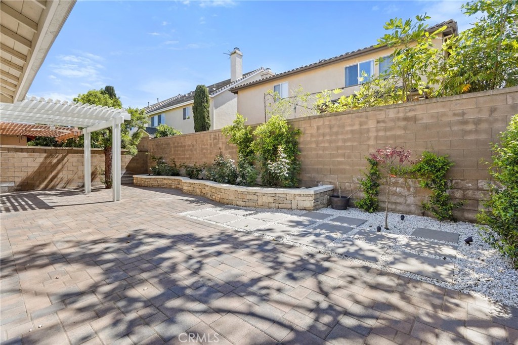 28 Rosenblum Irvine, CA 92602 - Photo 27 of 30 a front view of a house with a yard