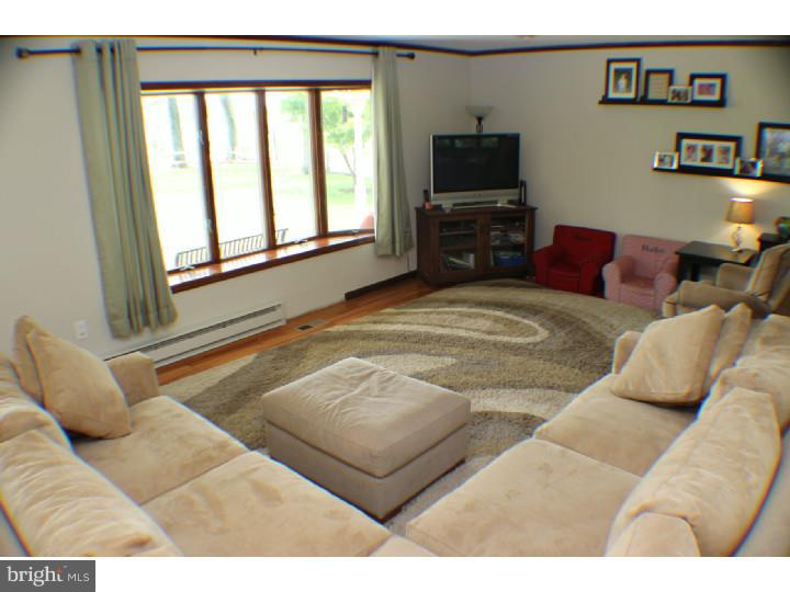 207 Ellisdale Road Chesterfield, NJ 08515 - Photo 3 of 21 Living Room
