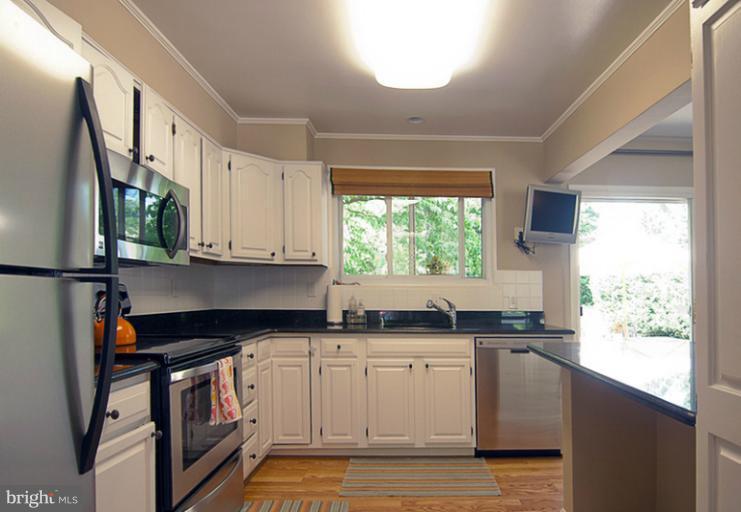 6503 Stoneham Road Bethesda, MD 20817 - Photo 18 of 24 Kitchen features ALL NEW appliances!