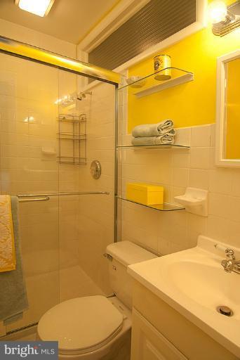6503 Stoneham Road Bethesda, MD 20817 - Photo 21 of 24 Master en suite bath