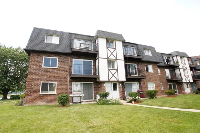 $1,800 | 9461 Bay Colony Drive, Unit 2S, Des Plaines, IL 60016