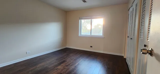 $1,800 | 9461 Bay Colony Drive, Unit 2S, Des Plaines, IL 60016