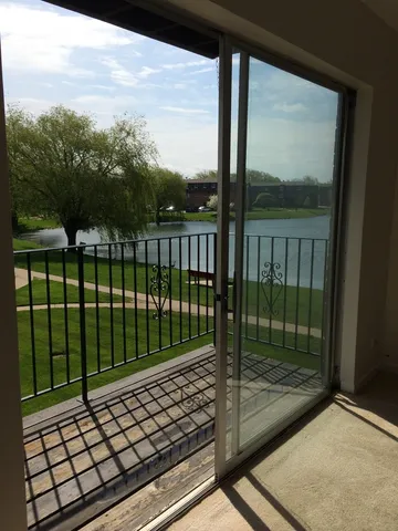 $1,800 | 9461 Bay Colony Drive, Unit 2S, Des Plaines, IL 60016