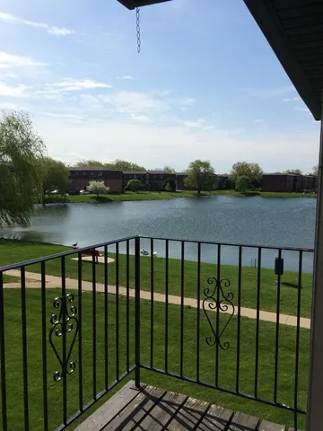 $1,800 | 9461 Bay Colony Drive, Unit 2S, Des Plaines, IL 60016