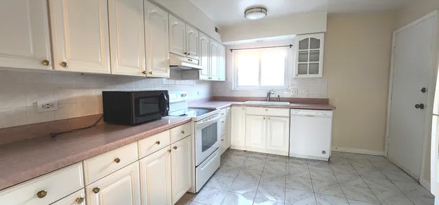 $1,800 | 9461 Bay Colony Drive, Unit 2S, Des Plaines, IL 60016