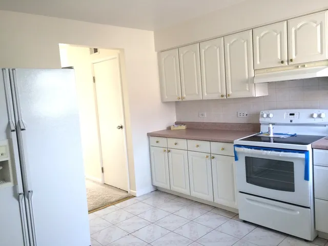 $1,800 | 9461 Bay Colony Drive, Unit 2S, Des Plaines, IL 60016