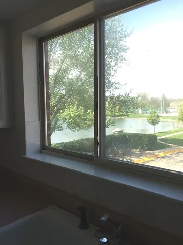 $1,800 | 9461 Bay Colony Drive, Unit 2S, Des Plaines, IL 60016