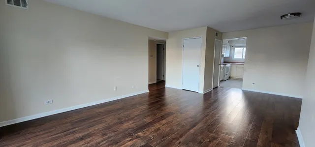 $1,800 | 9461 Bay Colony Drive, Unit 2S, Des Plaines, IL 60016