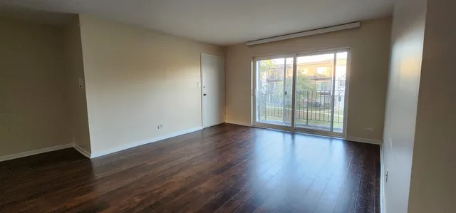 $1,800 | 9461 Bay Colony Drive, Unit 2S, Des Plaines, IL 60016