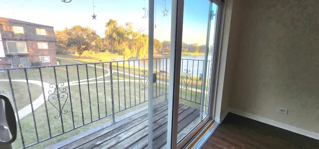 $1,800 | 9461 Bay Colony Drive, Unit 2S, Des Plaines, IL 60016