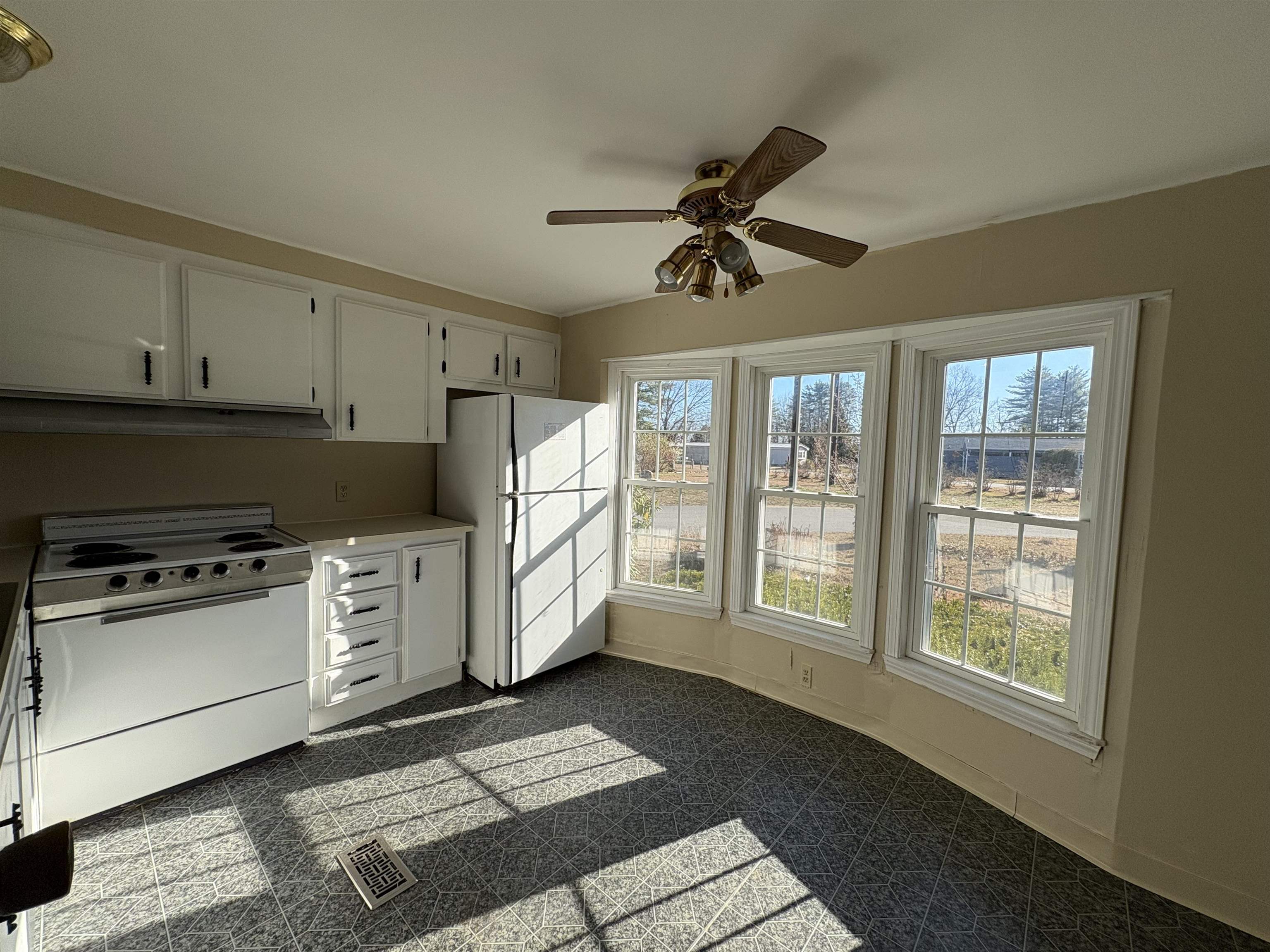 82 Rachael Circle Goffstown, NH 03045 - Photo 2 of 17