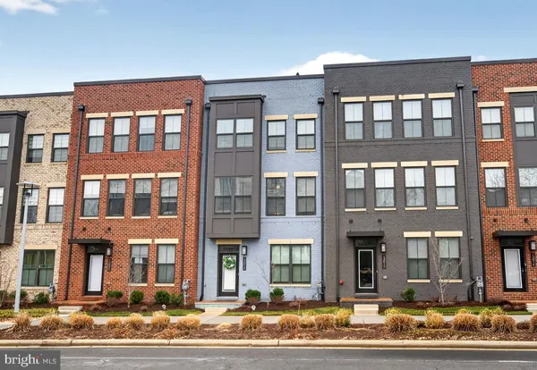 $825,000 | 13010 Hattontown Square, Herndon, VA 20171