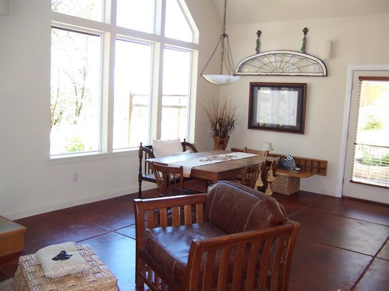 2812 Old Military Road Central Point, OR 97502 - Photo 8 of 32 Dining Area