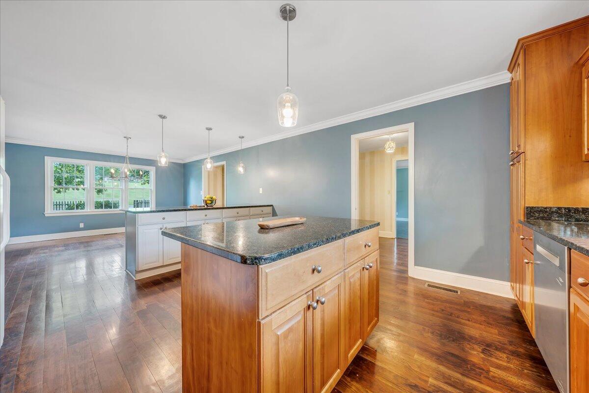 1143 Overland Road Southwest Roanoke, VA 24015 - Photo 11 of 48 19-MIB00862